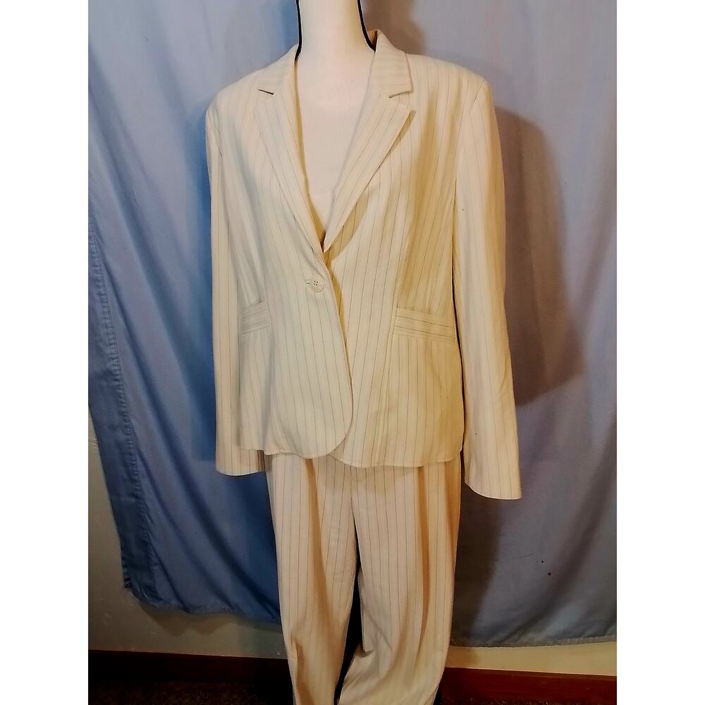 Amanda Smith  suit
